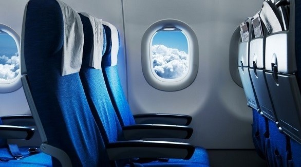 لهذا السبب تجنب النوم على النافذة في الطائرة
