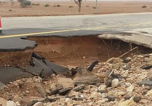 شاهد ..  سيول رماح ..  انهيار بطريق الحفنة واحتجاز للسيارات