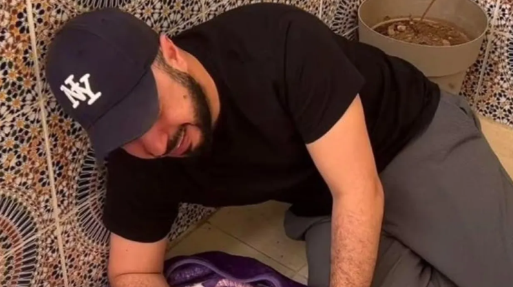 فنان مغربي يثير موجة انتقادات ..  والسبب "جنازة لكلبه" لم تتم