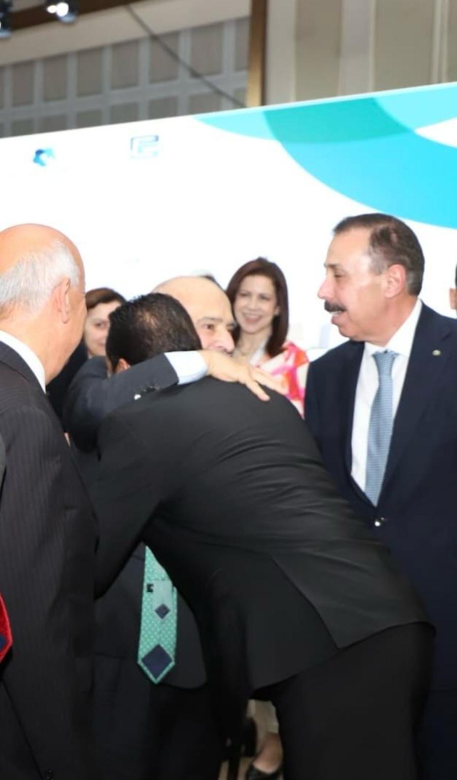 سهم محمد العبادي يكتب: يا ما أحلى العناق إذا فيه ريحة شماغ أبوي