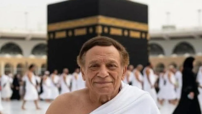 ظهر بملابس الإحرام  ..  حقيقة صورة عادل إمام في مكة