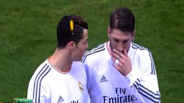 شاهد بالفيديو ..  مشجع غاضب يقذف رونالدو بـ"ولاعة" سجائر 