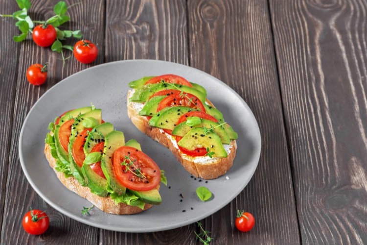 بروشكيتا بالأفوكادو والطماطم خطوة بخطوة بالصور