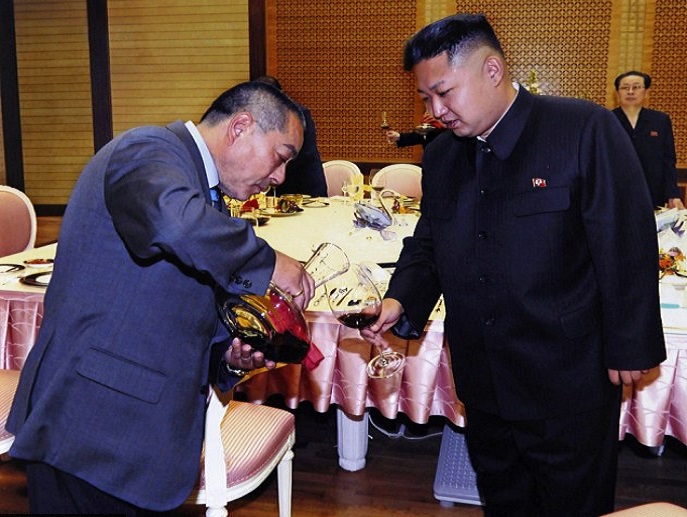 دكتاتور كوريا الشمالية  ..  يحتسي 10 زجاجات "نبيذ مُعتق" في الليلة  ..  ويأمر باطلاق صاروخ كلما غضب  ..  صور