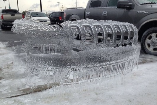 بالصور .. جليد يحول السيارات إلى تماثيل فنية