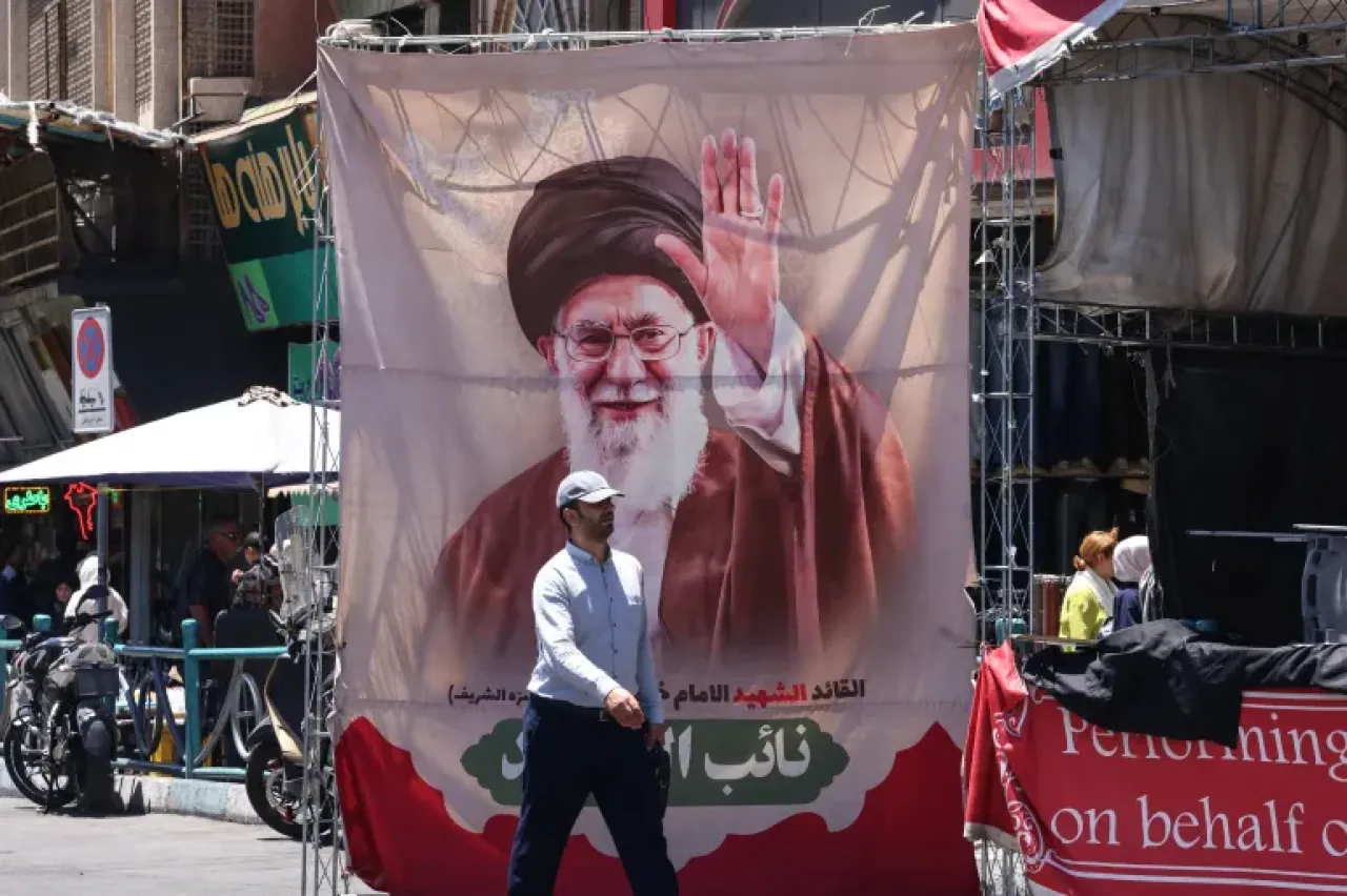 طهران تُغلق بالكامل ..  إعلان العطلة الرسمية 3 أيام لتشييع خامنئي