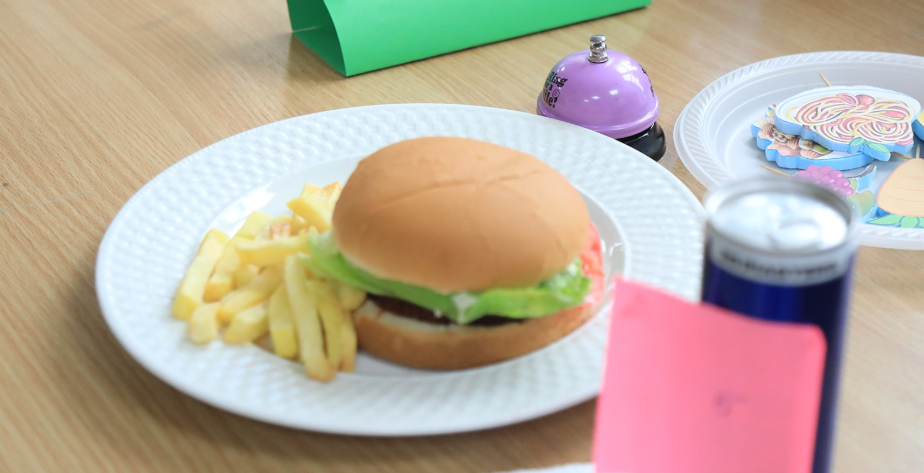 هل أصبحت المدارس أماكن للتجارة على حساب الطلاب؟ ..  شكاوى من انتشار البازارات في مدارس الحكومة