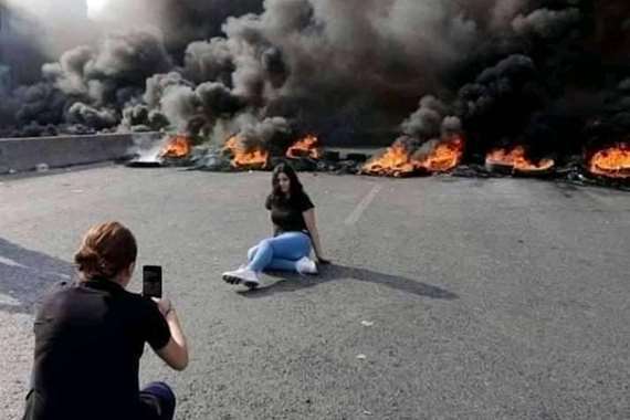 تعليق طريف من علاء مبارك على صورة لفتيات من لبنان أثناء المظاهرات 