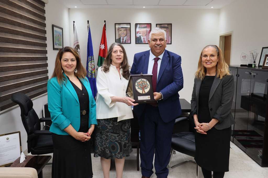 الشاعرة الأميركية "فيليس ليفين" تزور الجامعة الأميركية في مادبا وتشارك الطلبة وأعضاء الهيئة التدريسية حوارًا حول الإبداع في عصر الذكاء الاصطناعي