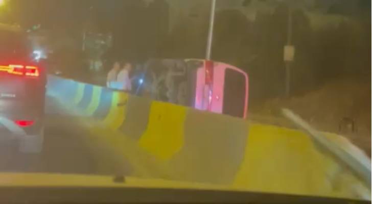 انقلاب مركبة في منطقة مرج الحمام يتسبب بتباطؤ حركة المرور