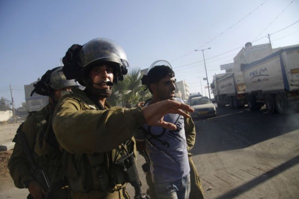 الاحتلال يعتقل فلسطينيا بزعم حيازته سكينا بالخليل
