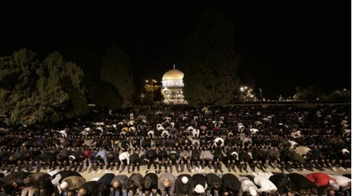 20 ألفا يؤدون صلاتي العشاء والتراويح في المسجد الأقصى