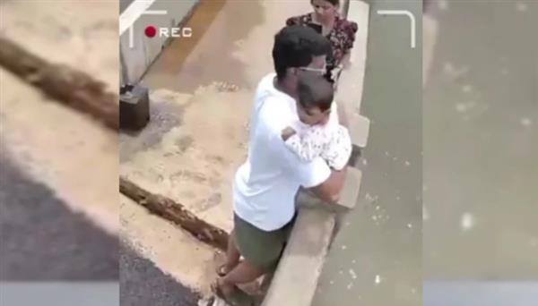 بالفيديو ..  والدان يعرضان حياة رضيعهما للخطر من أجل التقاط "سيلفي" مميز