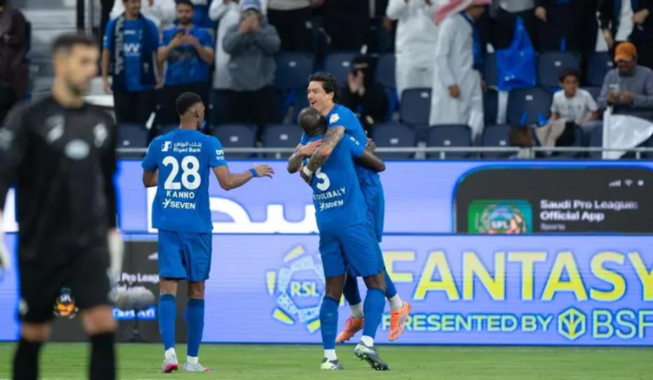الهلال يحل ضيفاً على الفتح في سباق الصدارة