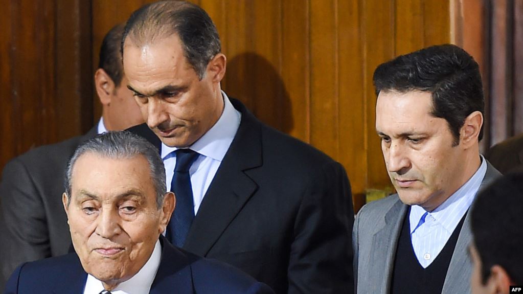 بالصور و الفيديو  ..  عبارة مؤثرة من أحد خطاباته و موسيقى  ..  كيف نعى جمال و علاء و الدهما حسني مبارك؟