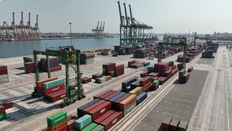 موانئ السعودية تواصل تسهيل عمليات السفن العالقة في الخليج العربي