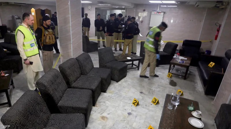 بعد تنكره بزي محام ..  شخص يقتل نقيب المحامين الباكستانيين في المحكمة