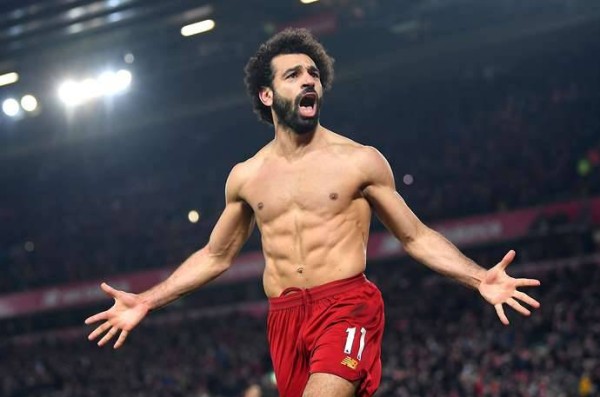 بالصور ..  كيف تطورت بنية محمد صلاح الجسدية منذ 2013؟