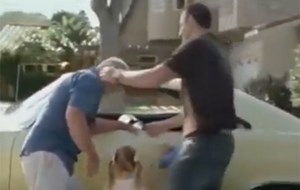لحظات مؤثرة لأب باع سيارته لينفق على أسرته وبعد 25 عاماً أعادها أبناؤه اليه