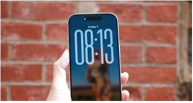 تمديد عرض الساعة على شاشة القفل في iPhone بنظام iOS 26