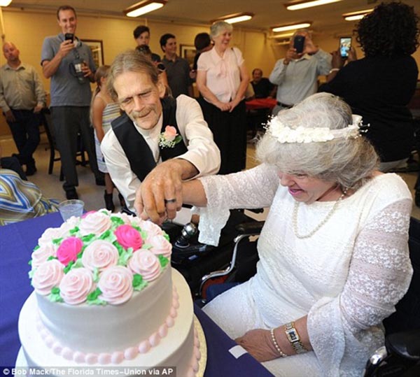 قصة حب بين عجوزين في دار مسنين تنتهي بالزواج (صور) 