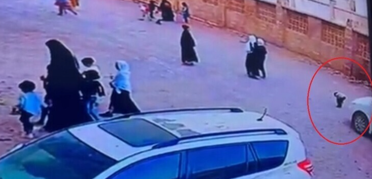 طفل يمني ينجو من الموت بأعجوبة  .. فيديو