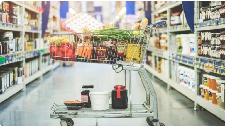 بسبب الغلاء ..  أتراك يلجأون لشراء سلعهم اليومية من اليونان