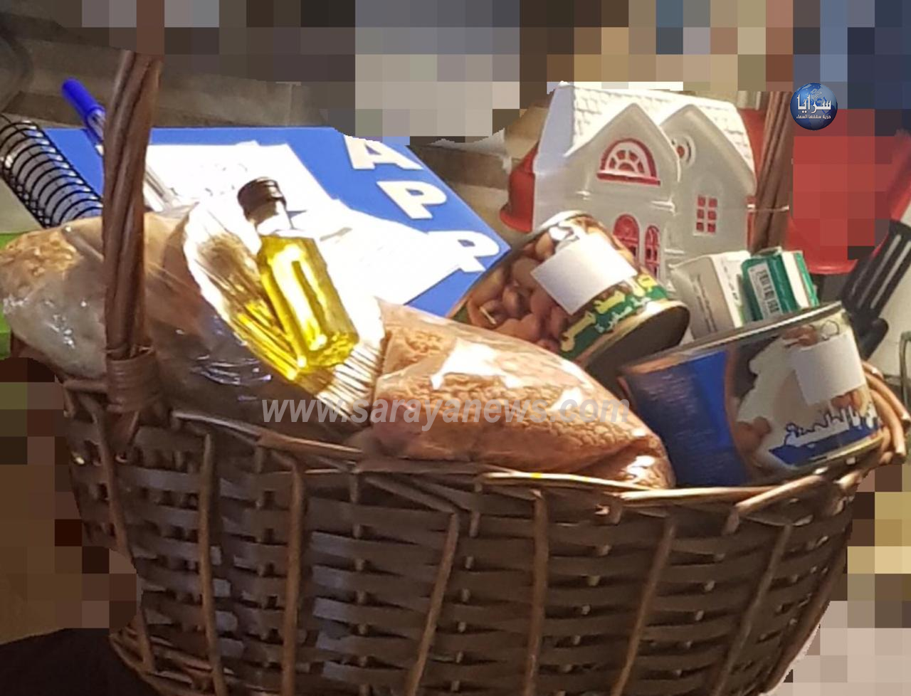 بالفيديو و الصور  ..  المعشر لطهبوب اثناء تسليمها له "سلة الغذاء" : خليها معك عنا مثلهم 