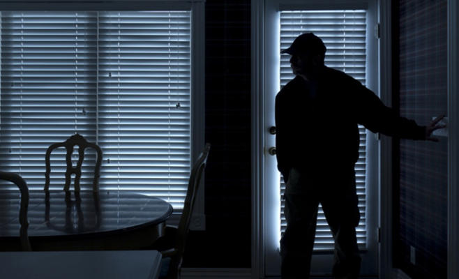 الامن يكشف ملابسات سرقة قاصة من احد المنازل في منطقة الجويدة والقبض على لص ارتكب (25) سرقة في اربد