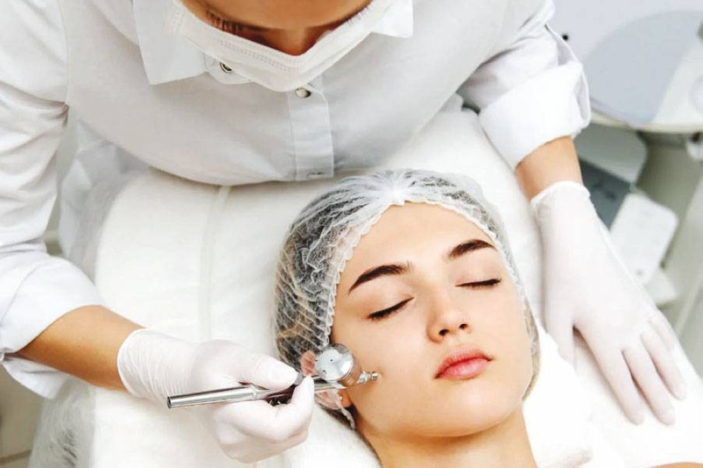مطلوب توظيف مديرة عيادة تجميل 