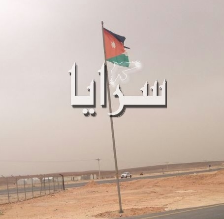 بالصور ..  العلم الأردني ممزق أمام بوابة مخيم الأزرق