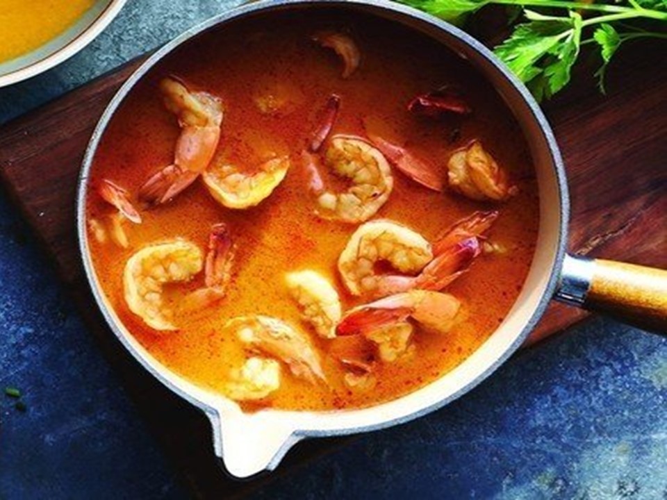 شوربة الجمبري بالطماطم