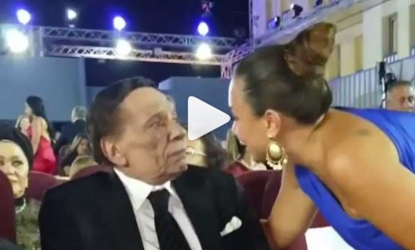 بالفيديو ..  جدل واسع بسبب قبلة "عادل إمام" لـ "إنجي علي"