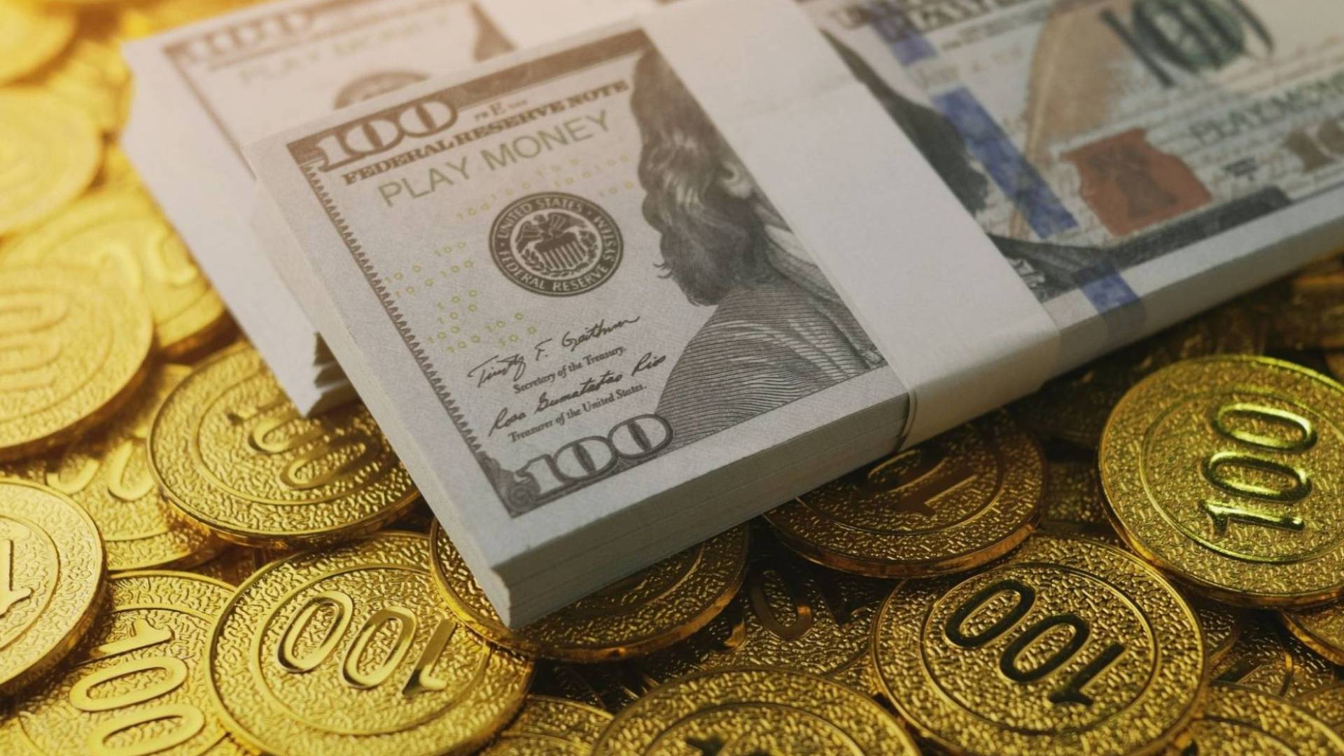 الدولار يتراجع ..  والذهب يحقق ارتفاعا وسط تقلبات في الأسواق