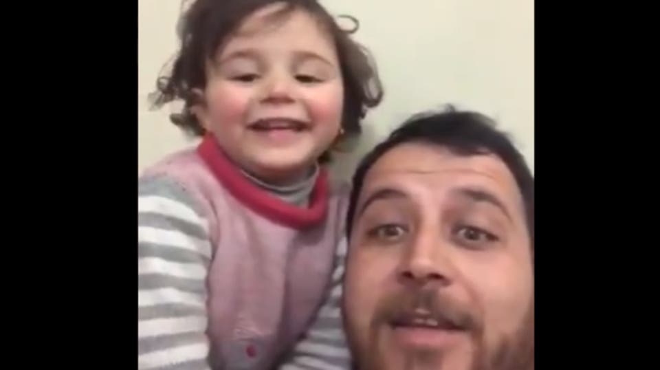 بالفيديو  ..  مشهد مؤثر و مُحزن  ..  أب سوري "مطمئناً" ابنته: "القذائف لعبة يا بابا"