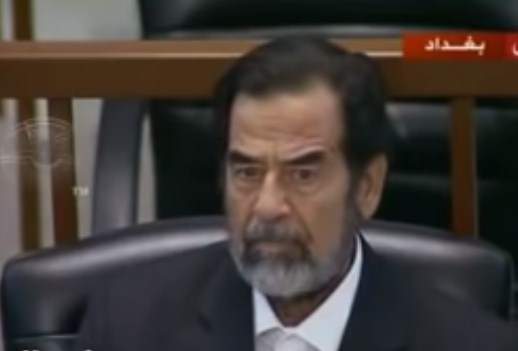 فيديو نادر  ..  كيف اجاب صدام حسين عندما سأله القاضي عن اسمه  