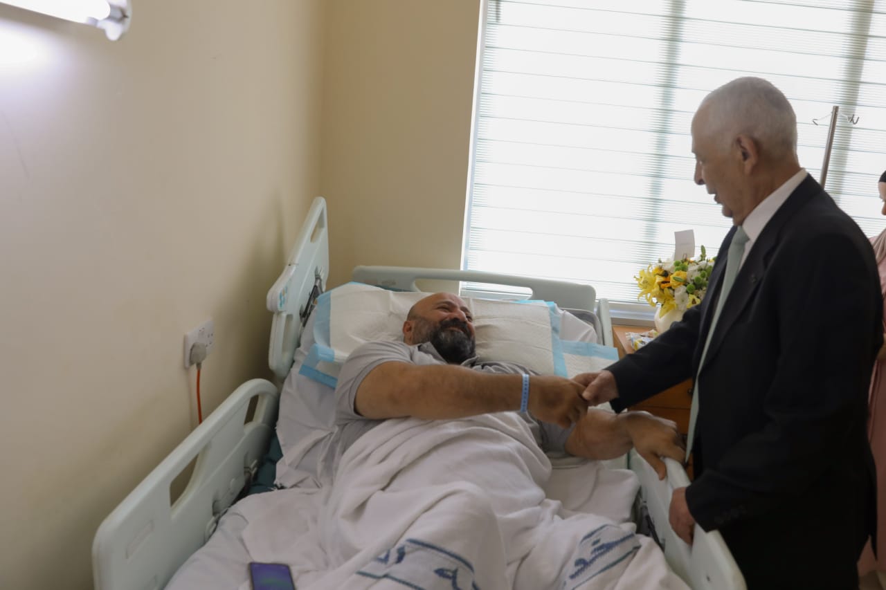 تنفيذا للتوجيهات الملكية العيسوي يطمئن على صحة البطل العالمي الجنيدي والمواطن الفريحات