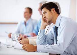 أشعر بضيق شديد من العمل لا يزول إلا بتركه، فما الحل؟