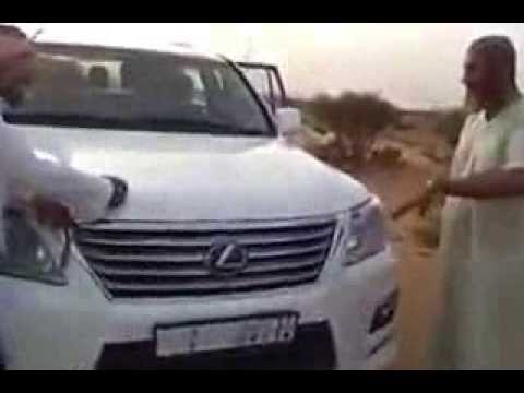بالفيديو ..  سعودي تحدى صديقه إذا لم يضحك فسيعطيه سيارة لكزس