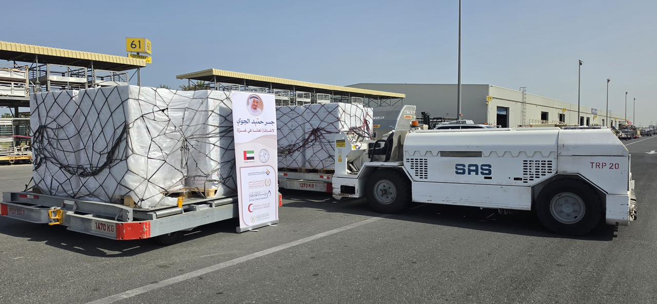 بدعم من وكالة الإمارات للمساعدات الدولية  ..  بتوجيهات من حاكم عجمان انطلاق طائرة إغاثة لغزة تحمل 3300 طرد غذائي