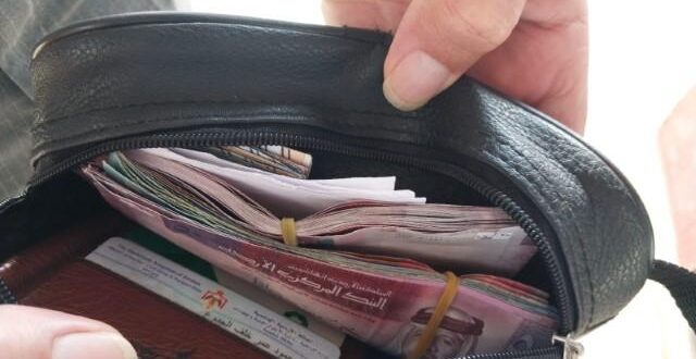 مواطن يعثر على ٤ آلاف دينار ويعيدها لصاحبها الذي يعمل في شركة توصيل