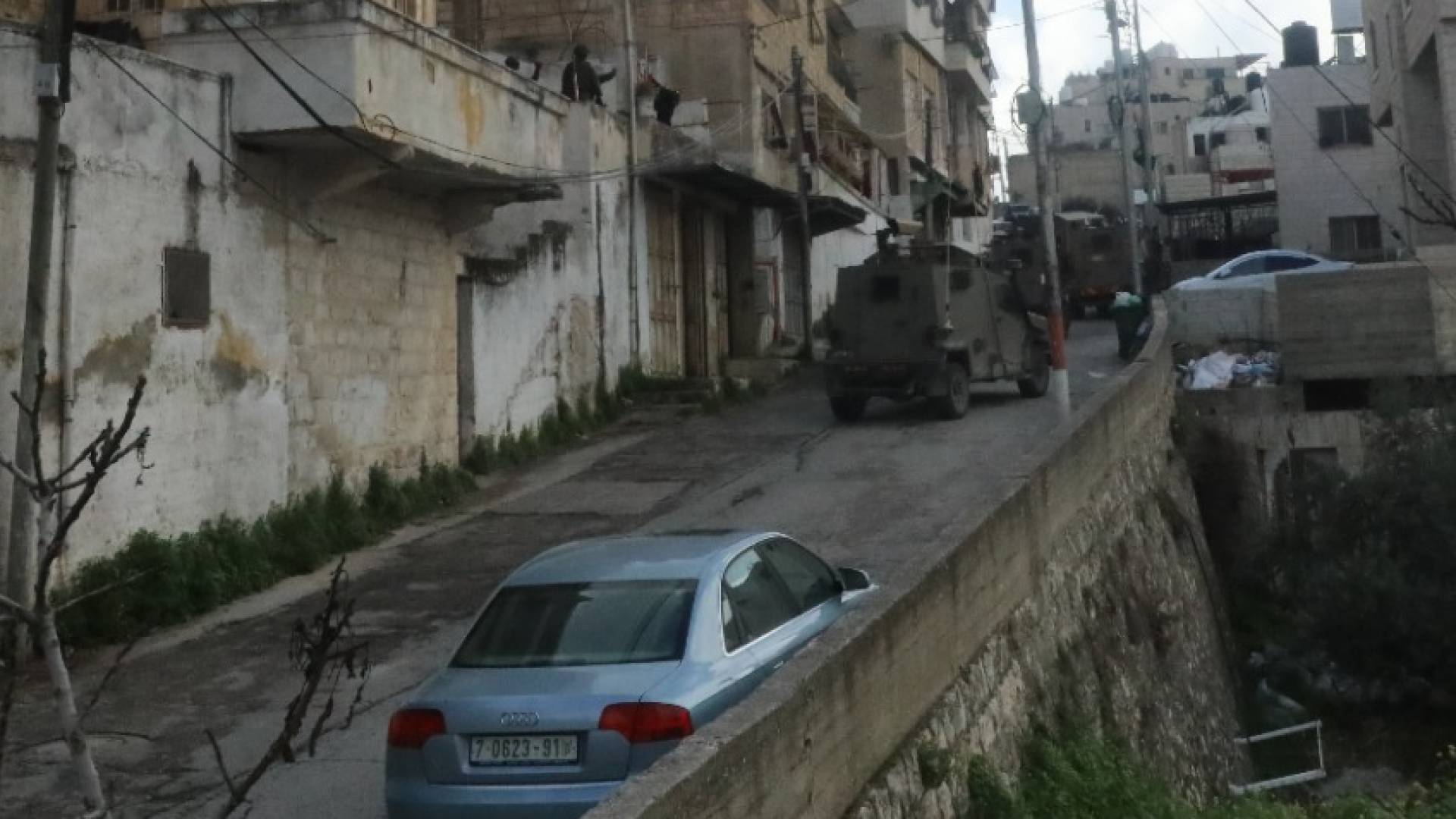 تمهيدا لهدمه ..  الاحتلال يقتحم نابلس ويأخذ مقاسات منزل الشهيد محمود العقاد