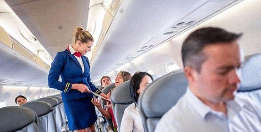 مضيفة طيران تدوّن أغرب ما صادفته في حياتها المهنية