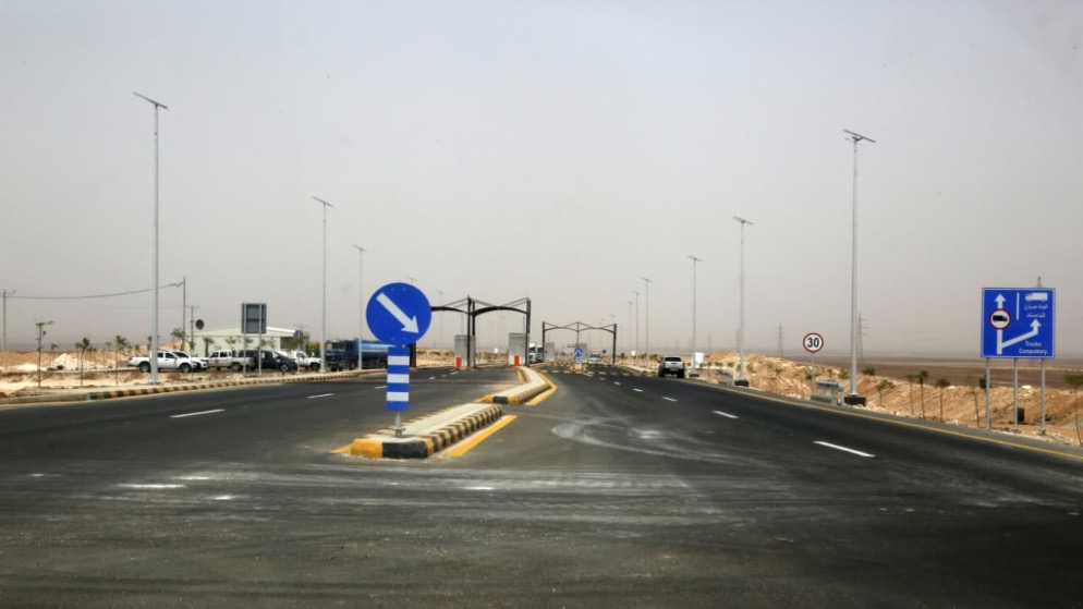 وزير الأشغال يتفقد طريق ستاد كرة القدم الجديد في لواء الموقر