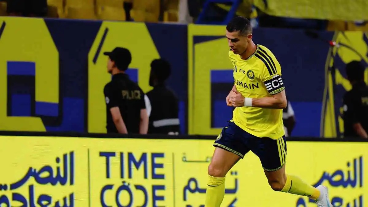 رد فعل رونالدو بعدما فاجأه مشجع بشال النصر السعودي (فيديو) 