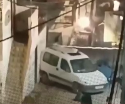 بالفيديو جرافة الاحتلال الصهيوني تدمر مركبة مدنية في مخيم عسكر الجديد بالضفة الغربية