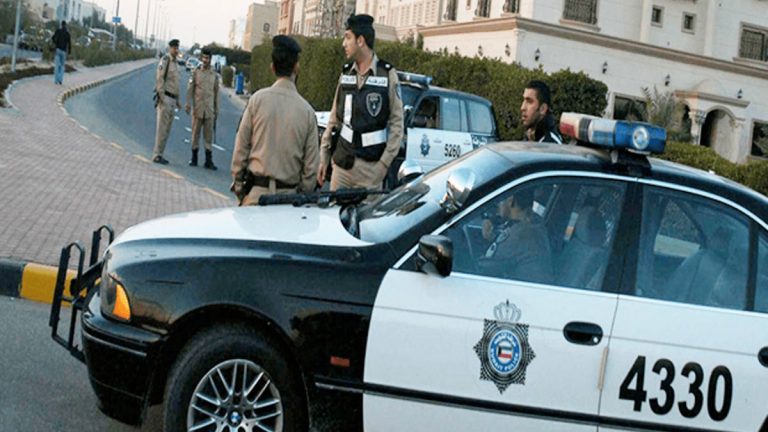 بسبب فتاة  ..  معركة دامية بالسيوف والسكاكين في الكويت