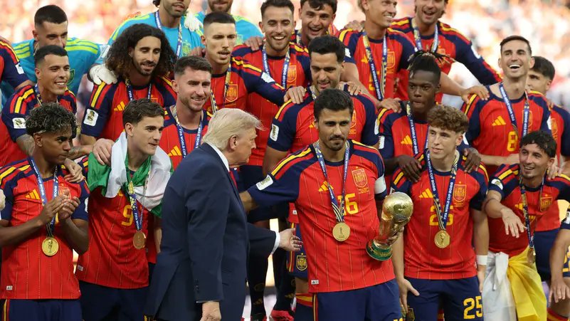  ترامب يثير الجدل ويصر على الوقوف بجانب أبطال كأس العالم 