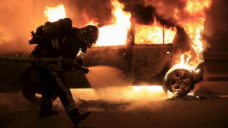  رأس السنة في فرنسا ..  إحراق نحو 60 سيارة ومصرع شخص بألعاب نارية
