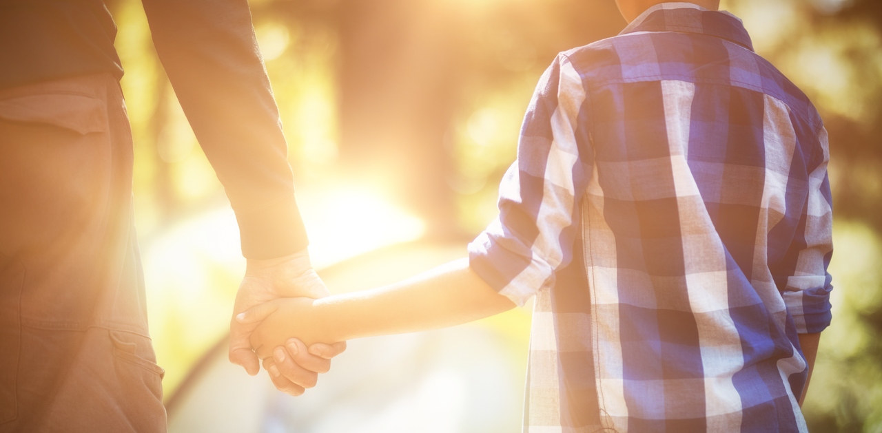 بعد 51 عاماً من الغياب القسري ..  عناق ينهي نصف قرن من القطيعة بين أم وابنها